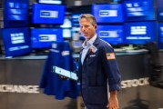 梦见搓澡尾盘：美股小幅上扬 标普指数上涨约0.3%