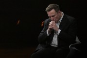 梦见搓澡特斯拉股价收涨超3%：特朗普无意沟通，马斯克父亲劝儿子低头